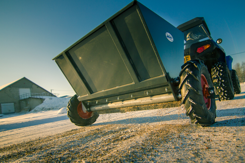 Sand / Gravel spreader for sale Iron Baltic